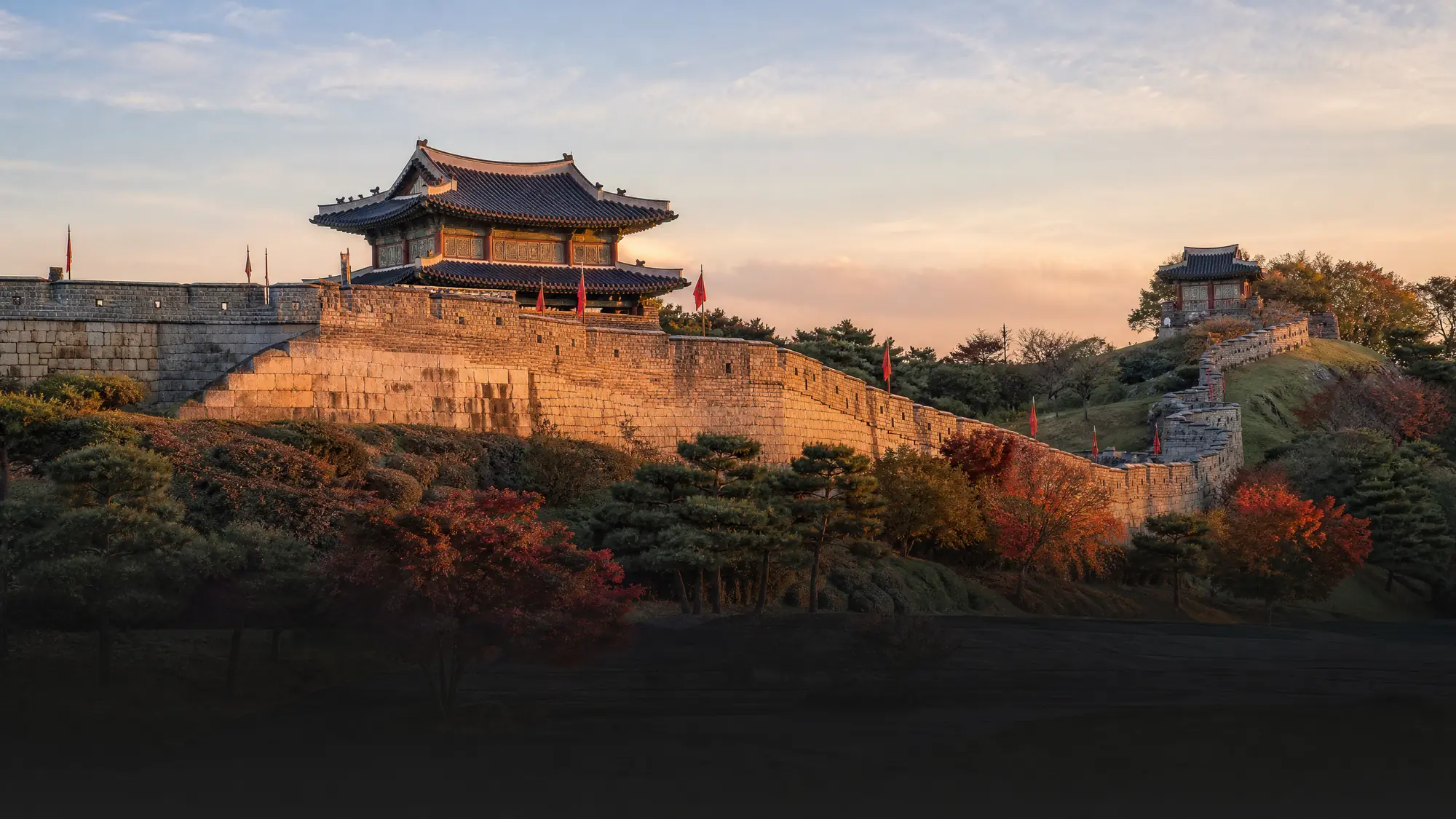 Spazieren Sie entlang der 5,7 Kilometer langen Mauern dieser UNESCO-Welterbestätte, die in den 1790er Jahren von König Jeongjo erbaut wurde.